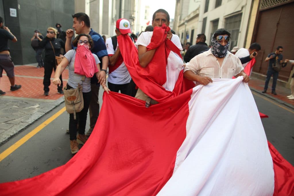 La marcha recorrió céntricas calles de la capital bajo resguardo de la policía antimotines, que trató de evitar que llegaran a la clínica donde se encuentra hospitalizado Fujimori.