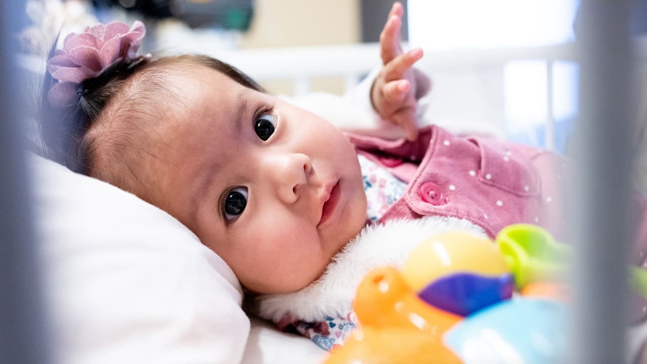 Luciana es una bebé peruana de un año y 10 meses de edad que nació sin sistema inmunológico. Los médicos le dijeron a su madre que la condición de la niña era una condena de muerte.