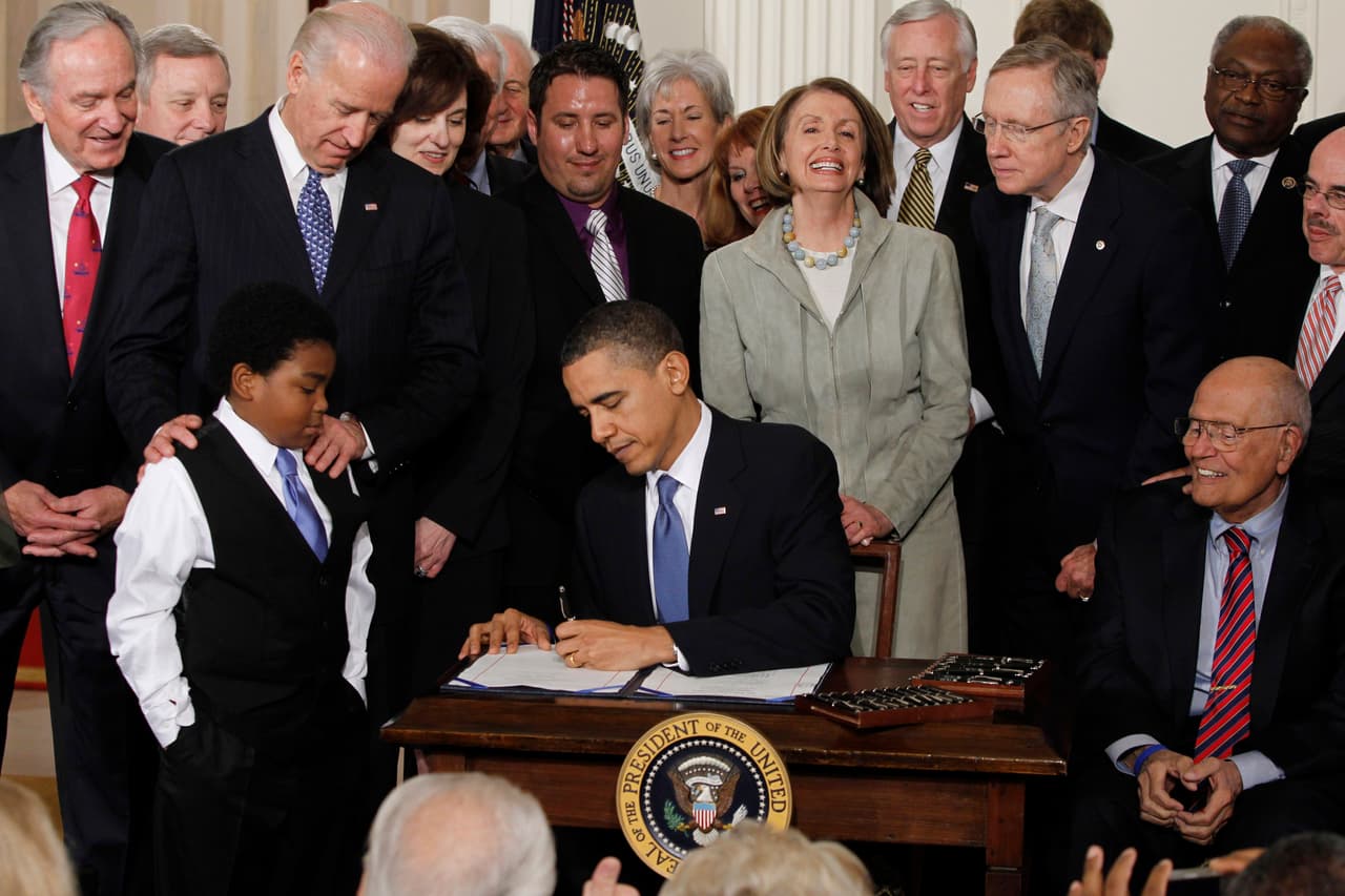 La Ley de Salud Asequible (ACA) conocida como Obamacare fue firmada por el presidente Barack Obama el 23 de marzo de 2010. Su aprobación selló una reforma sanitaria histórica y la convirtió en uno de sus principales legados. Sin embargo, es posible que tenga fecha de caducidad: el ahora presidente 
<a href="http://www.univision.com/noticias/politica/trump-firma-una-orden-ejecutiva-de-poca-sustancia-encaminada-a-acabar-con-obamacare">Donald Trump ya ha llevado a cabo los primeros pasos para derogar la legislación</a>, tal y como lo prometió durante su campaña.