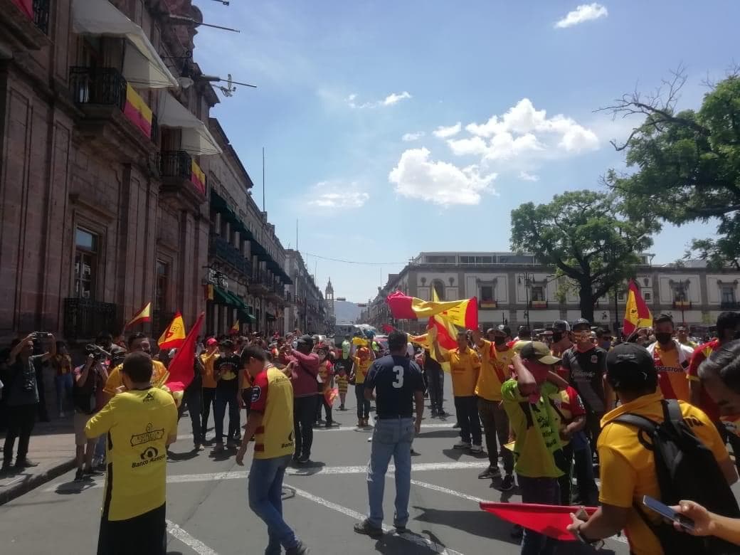 Decenas de personas se congregaron para marchar por las calles pese a la crisis sanitaria desatada por el coronavirus.