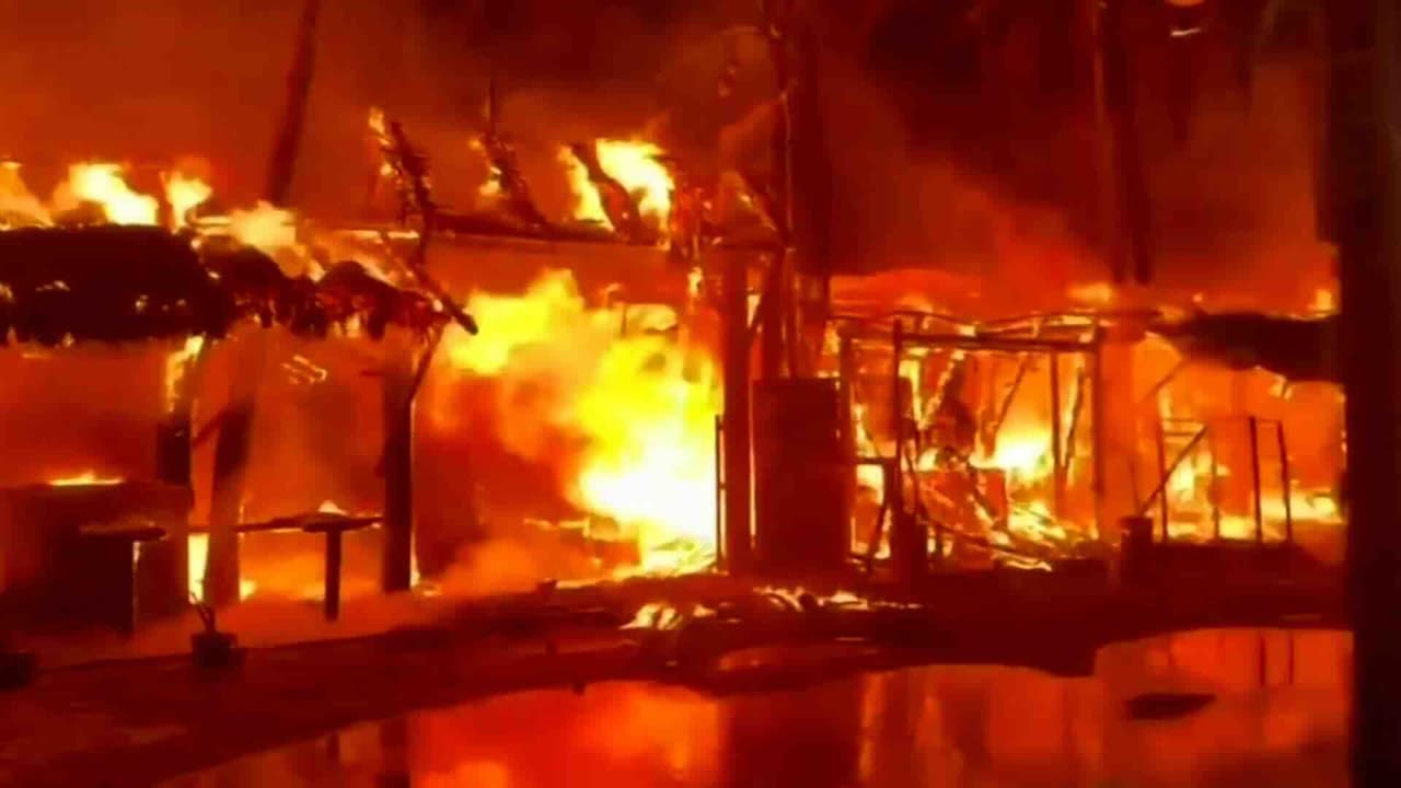 Incendio arrasa negocios en zona turística de Punta Zicatela, Oaxaca
