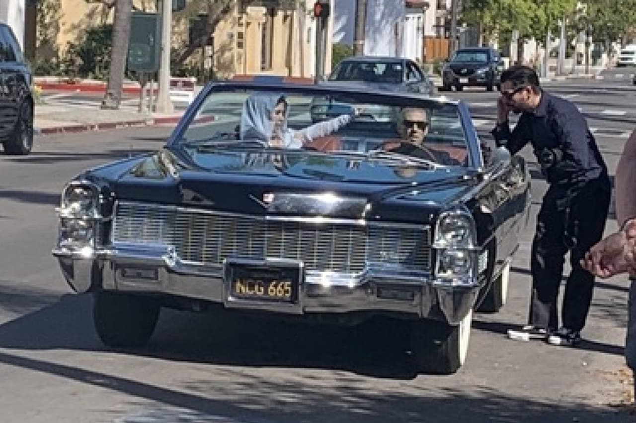 Según la reseña del diario británico, tras la boda, 
<b><a href="https://www.univision.com/famosos/kourtney-kardashian-rompio-anillo-de-compromiso-travis-barker-fotos" target="_blank">Kourtney Kardashian y Travis Barker </a></b>vieron el eclipse lunar del pasado domingo desde un Cadillac DeVille convertible de 1965.
<br>