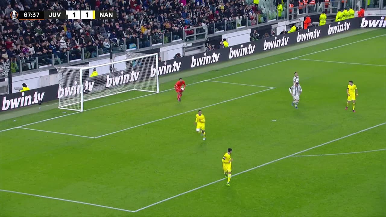 ¡TIRO ATAJADO! disparo por Mattia De Sciglio.