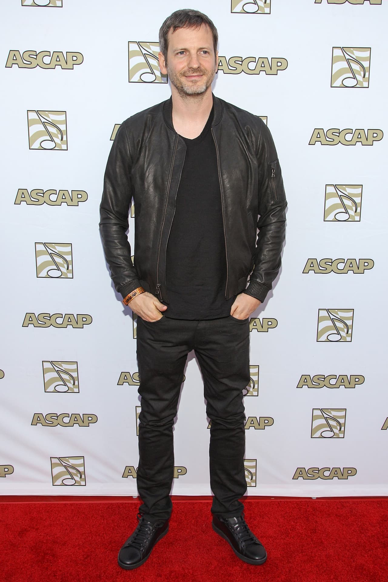 Dr. Luke también emitió su postura. Christine Leper, abogada del músico, declaró: "Dr. Luke está llevando a cabo esta demanda para buscar la recuperación por el daño grave que las
<b> falsas acusaciones de Kesha</b> por violación han causado al Dr. Luke, su familia y sus negocios".
<br>