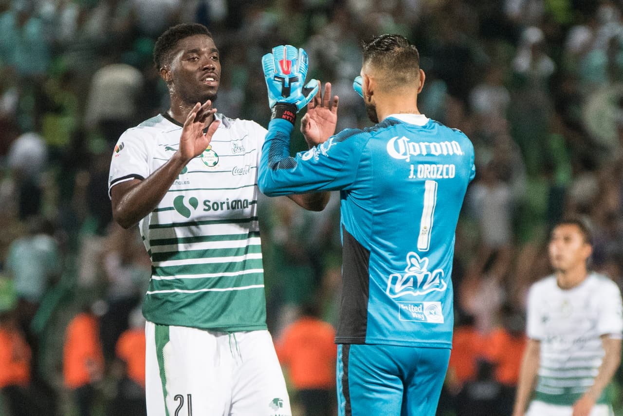 Al minuto 35 el africano marcó su segundo gol de la noche y el tercero de Santos. Eludió a un rival con un caño y, ante la salida del portero, levantó la pelota. Golazo de crack.