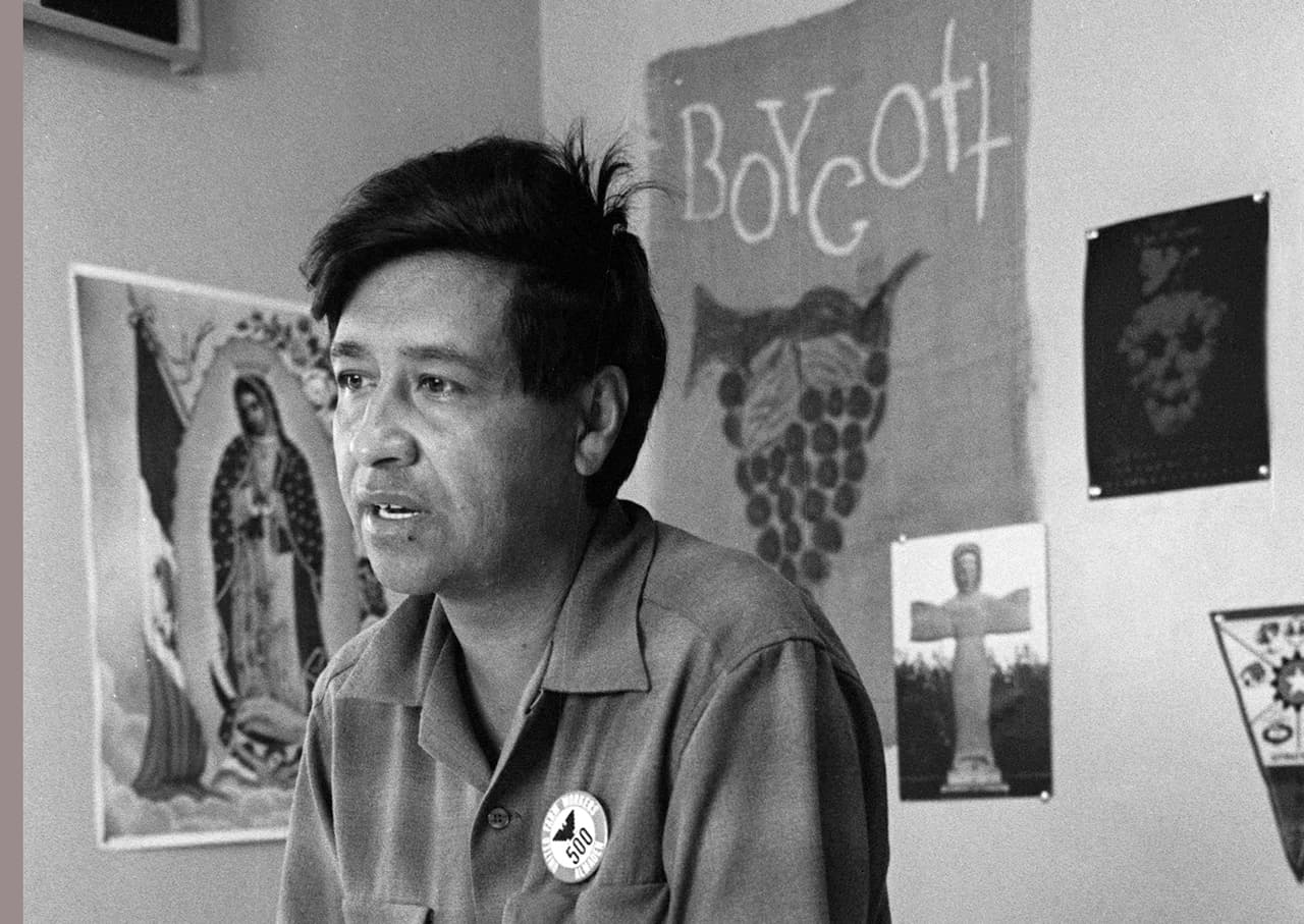 Esta foto de archivo de 1965 muestra a César Chávez, activista laboral de trabajadores agrícolas y líder de la huelga de la uva de California, en una oficina.