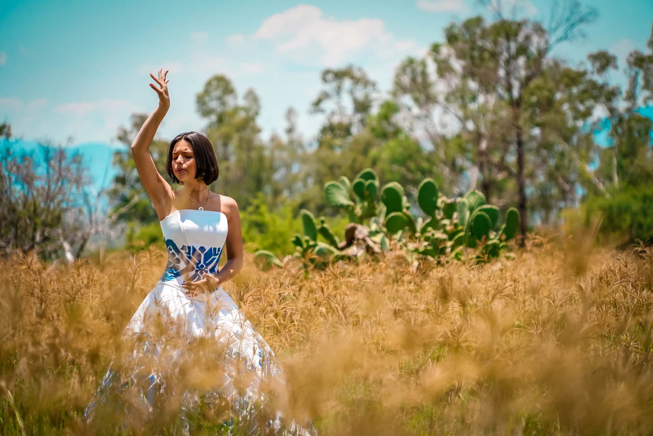 Ángela Aguilar lanzó video del tema 'Cielo rojo', primer clip de una trilogía que incluirá también los vídeos de los temas 'Corazoncito Tirano' y 'Paloma Negra', mismos que se estrenarán en las próximas semanas.
<br>