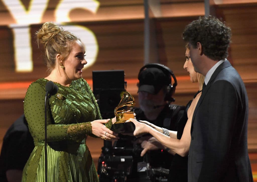 Celina Dion presentó a Adele con el Grammy por 'Canción del Año' 18 años después que ella ganara el mismo premio por 'My Heart Will Go On' de la película 
<i>Titanic</i>.