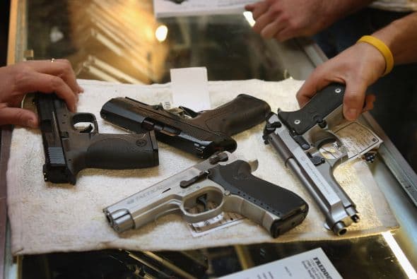 IGLESIA COMPRARÁ ARMAS. En una singular y muy oportuna manera para contribuir con el control de armas, una Iglesia Presbiteriana de Dallas comprará pistolas y rifles este fin de semana a quienes deseen deshacerse de ellas. Pagará desde 50 hasta 200 dólares por cada arma. Toda serán destruidas. Ver toda la información