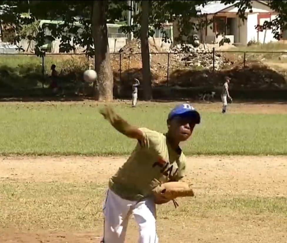 Así pasa sus días: en la mañana es 'el niño delivery' y por las tardes se convierte en un niño que sueña con entrar a una academia prestigiosa de béisbol
<b>para profesionalizar sus cualidades y para poder completar sus estudios. </b>
<br>