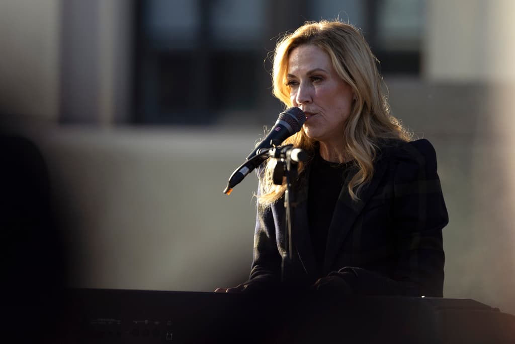 Sheryl Crow cantó 'I Shall Believe' y terminó con la letra de una canción de Dionne Warwick, 'What the World Needs Now is Love, Sweet Love'. Margo Price cantó una versión a capella de 'Tears of Rage'. Tras el tiroteo, Price tuiteó una crítica dirigida al gobernador del estado: "Nuestros hijos están muriendo y recibiendo disparos en la escuela, ¿pero usted está más preocupado por las 
<i>drag queens</i> que por las leyes de armas? Tienen las manos manchadas de sangre". Y Ketch Secor, de Old Crow Medicine Show, dirigió al público en el himno cristiano 'Will the Circle Be Unbroken', que hizo llorar a muchos.