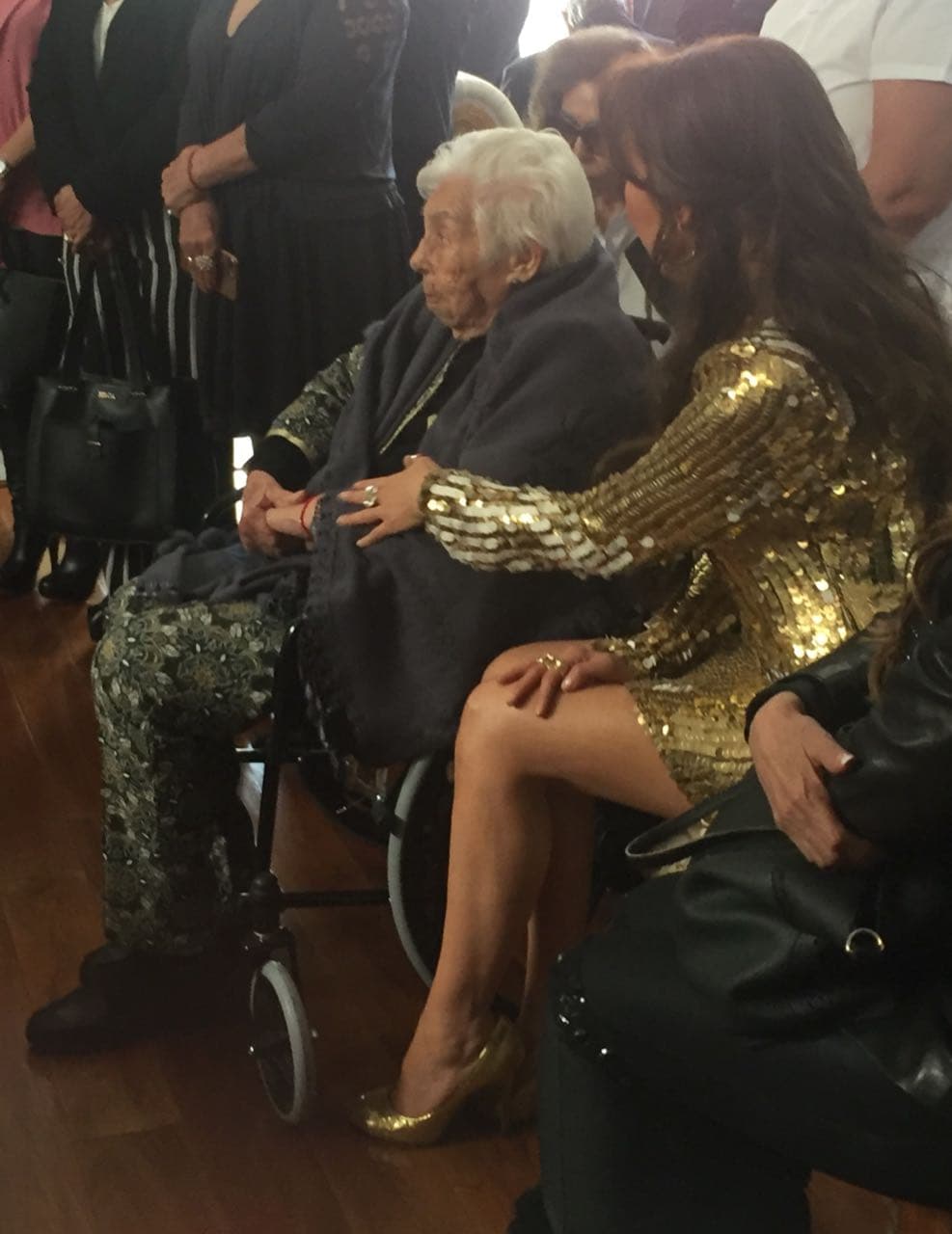 Laura confirmó que su abuela 
<b>continúa en el asilo </b>y explicó por qué no quiere llevarla a un hospital, a pesar de que los médicos del lugar han intentado sacar a doña Eva.
<br>