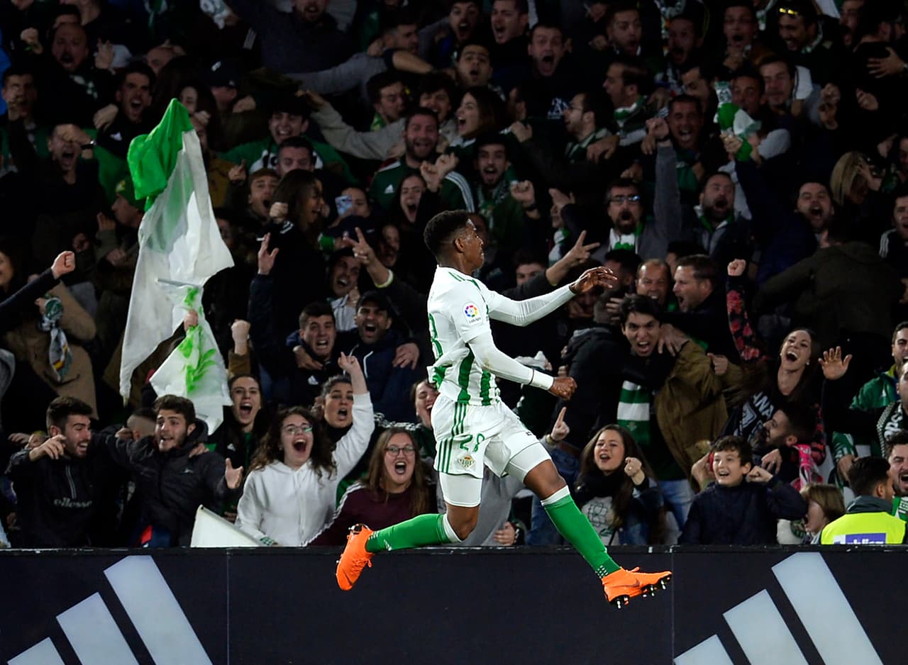 Junior Firpo es un lateral que ha sido sensación en el Betis, donde milita Andrés Guardado. Por eso, su equipo lo quiere blindar ante los acercamientos de equipos más grandes.