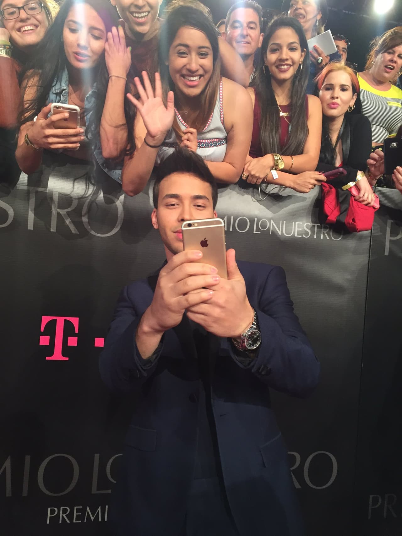 Prince, después de que casi pierde su cel, se tomó varias fotos con el público.