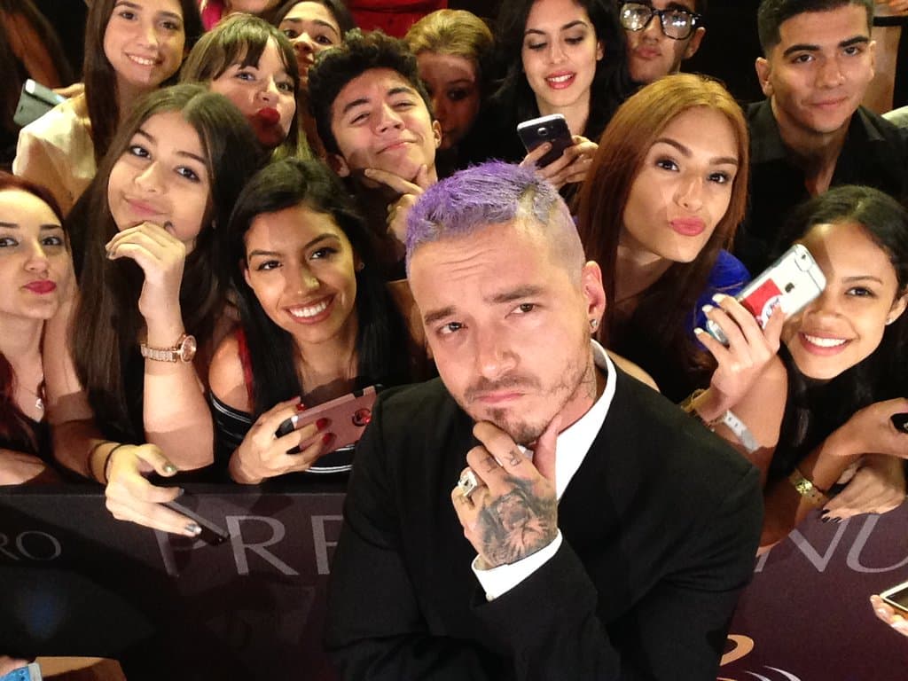 ¿En qué piensas Balvin? El urbano hizo una carita súper cute entre sus fans.