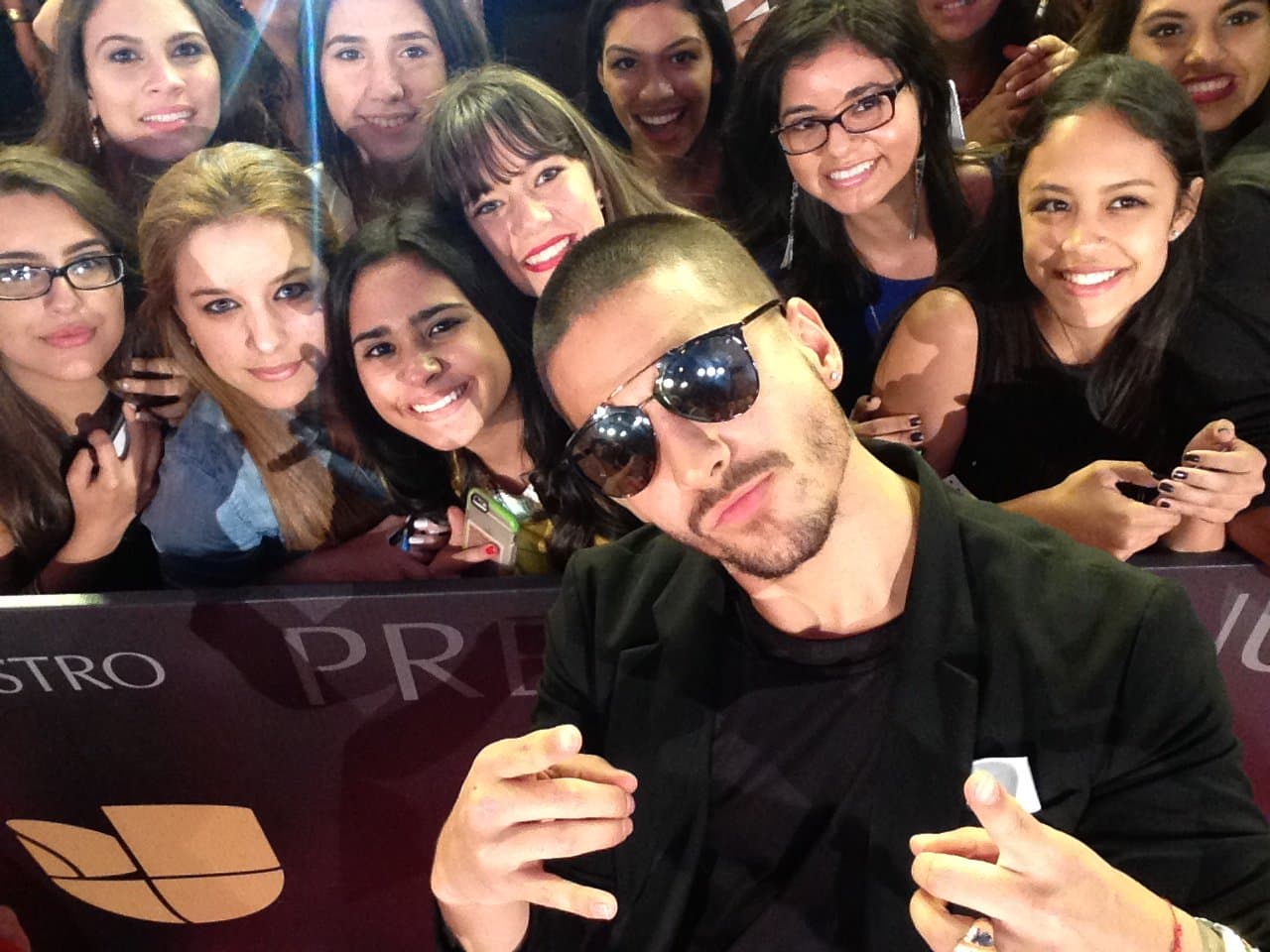 Maluma, con carita de galán en esta foto con las fans.