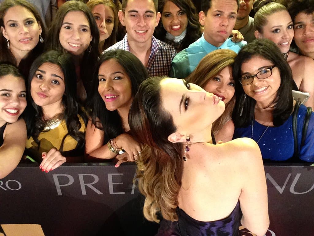 Jacky Bracamontes, divina y enviando besito a la cámara.