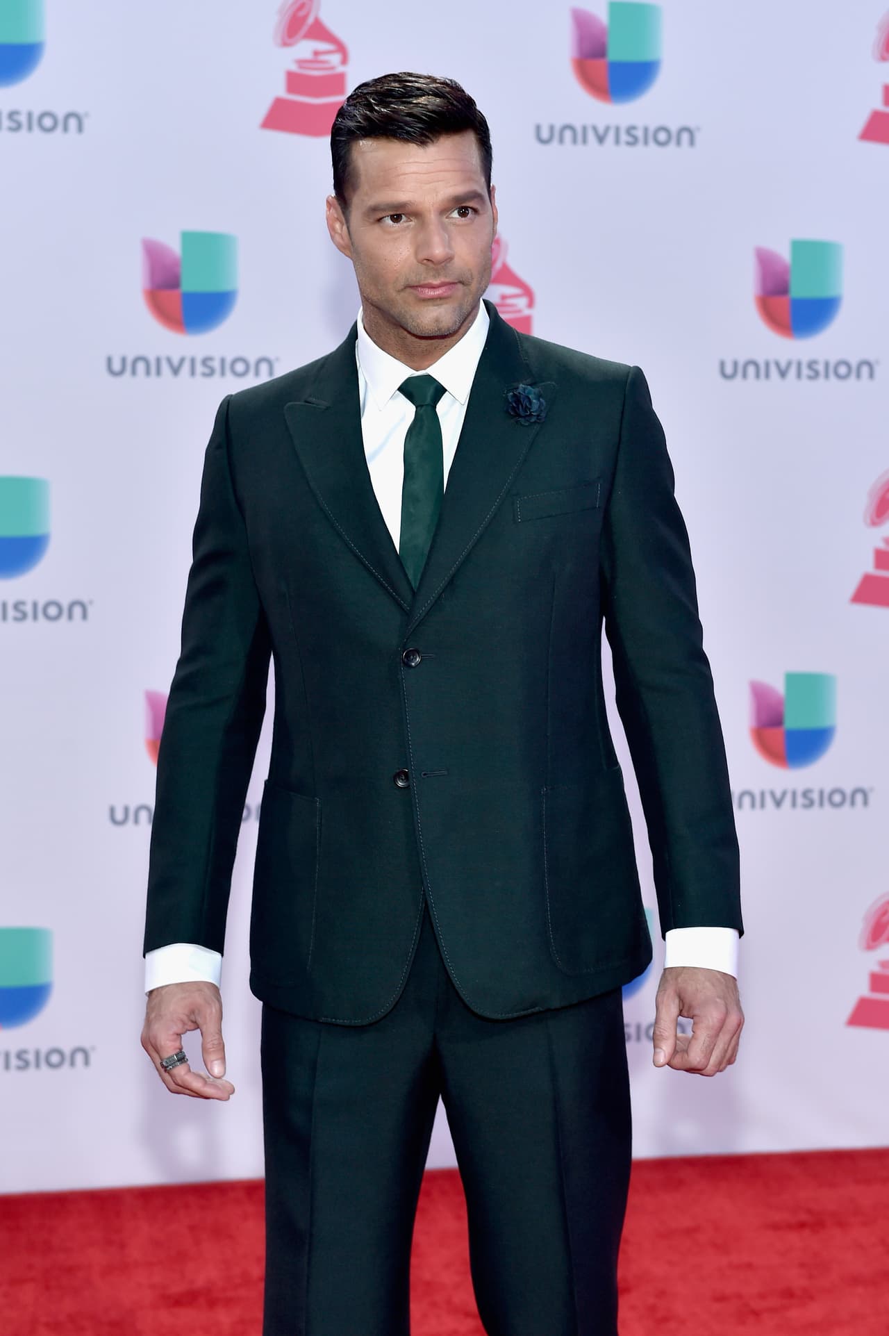 Ricky Martin reveló que tras varios años de ser un gran carnivoro, su medico aconsejó cambiar sus habitos alimenticios. A pesar que gusta del sabor de la carne, la dieta de Martin es estricta y está enfocada en el cuidado de su colesterol.