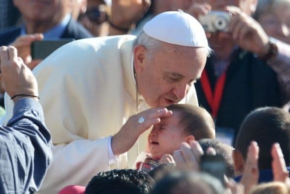 En las audiencias generales en la Plaza de San Pedro los bendice.