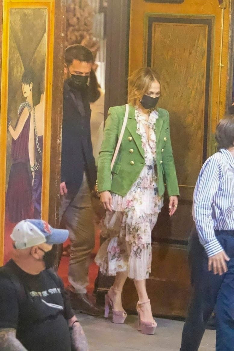 Gran parte del público se percató de su presencia cuando acabó la obra y salieron del recinto junto con las demás personas, mientras 
<b><a href="https://www.univision.com/famosos/ben-affleck-jlo-cenar-beverly-hills-fotos" target="_blank">él la tomaba con cariño de la cintura</a></b>, según constató un video publicado por TMZ. 
<br>