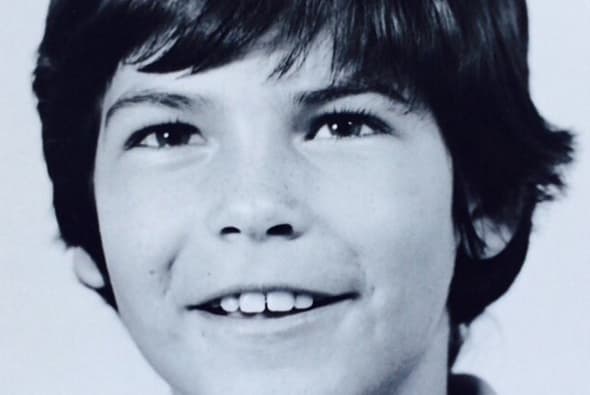 Seguramente algunos ya reconocieron el rostro de este actor. 
<b>Armando Araiza</b> comenzó su carrera desde los trece años interpretando a 'Juanito' en 
<i>El Maleficio</i>. Su actuación en esta telenovela de 
<b>Ernesto Alonso</b> lo convirtió en el ganador de un 
<b><i><a href="http://www.univision.com/novelas/premios-tv-y-novelas" target="_blank">Premio TVyNovelas</a></i></b> en 1984.