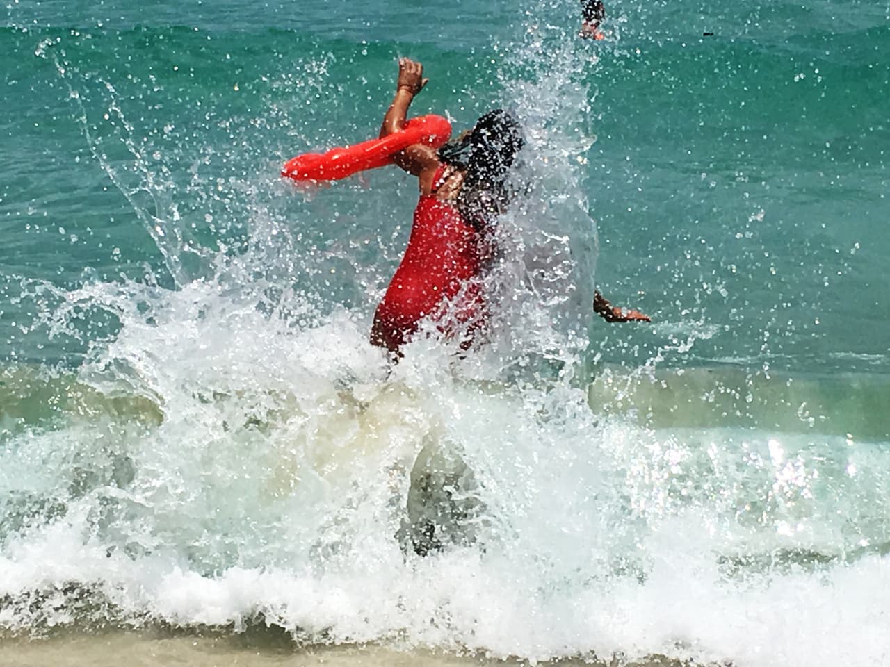 Clarissa casi se cae por culpa de una ola que la golpeó entrando al mar