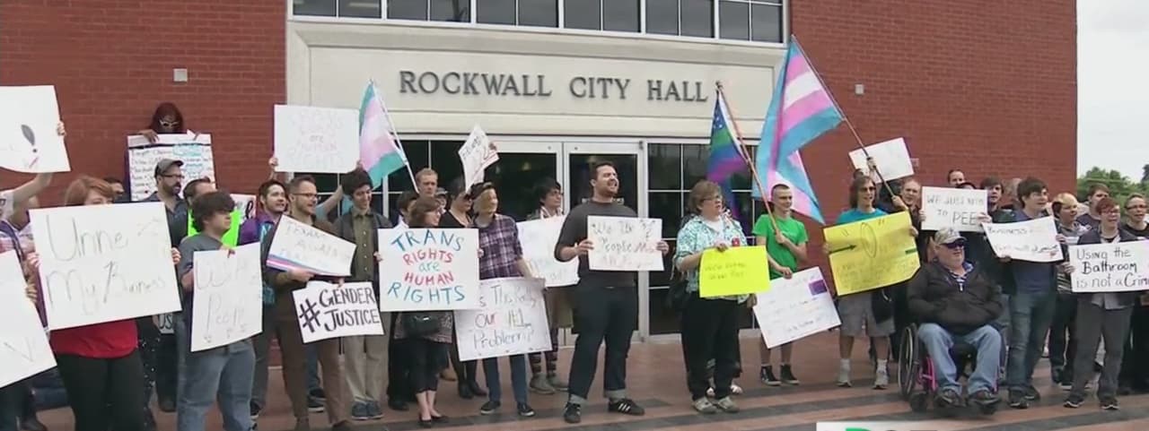 Rechazan ley en ciudad texana que obligaría a transgéneros usar baños acorde a su sexo