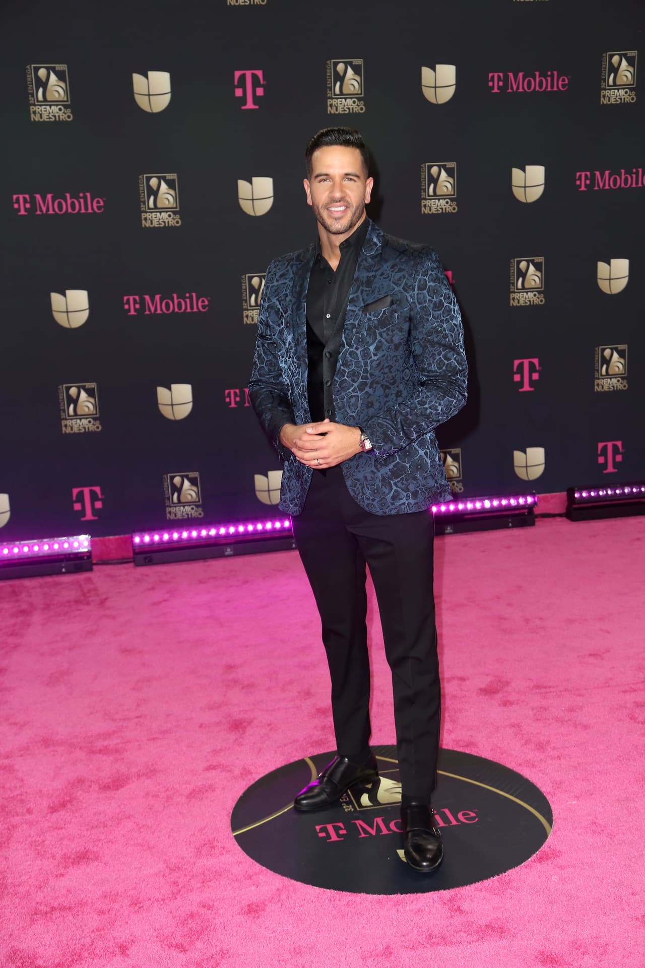 Otro de los asistentes a la gala que reconoce a lo mejor de la música latina fue el chef Yisus. El conductor posó ante las cámaras con un llamativo atuendo en el que resaltó su saco azul estampado.