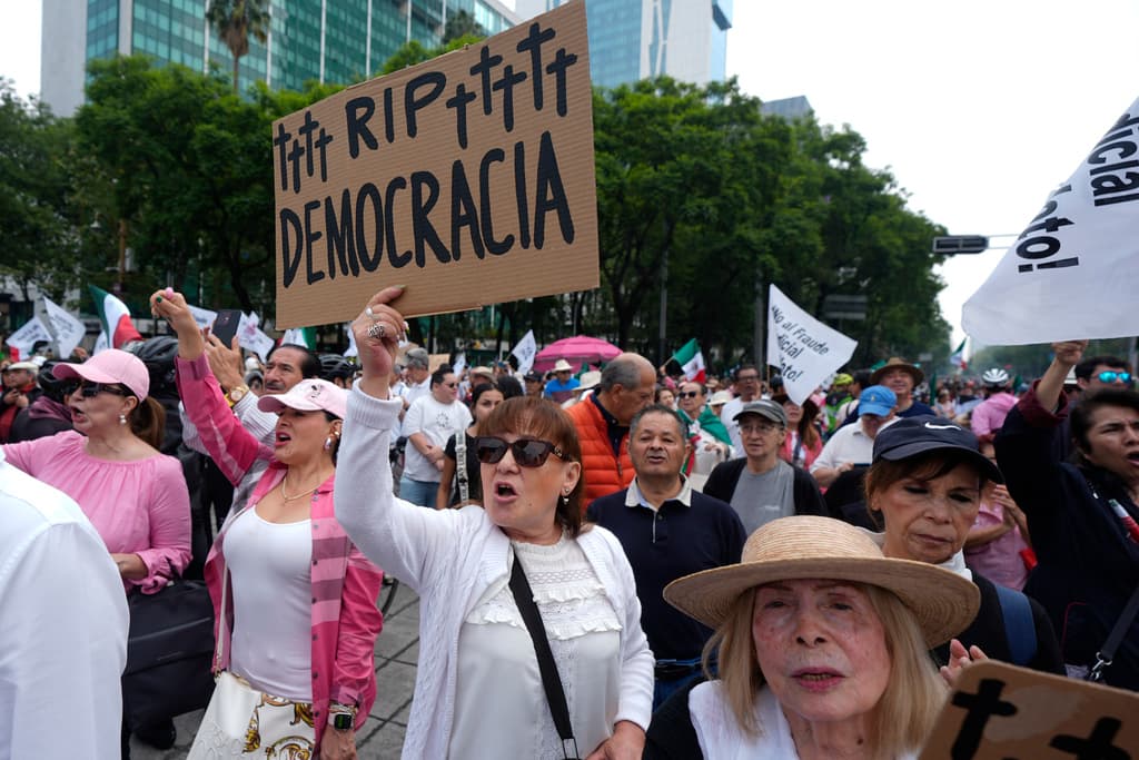 Durante la jornada de votación también hubo protestas contra el proceso. (AP Photo/Fernando Llano)
