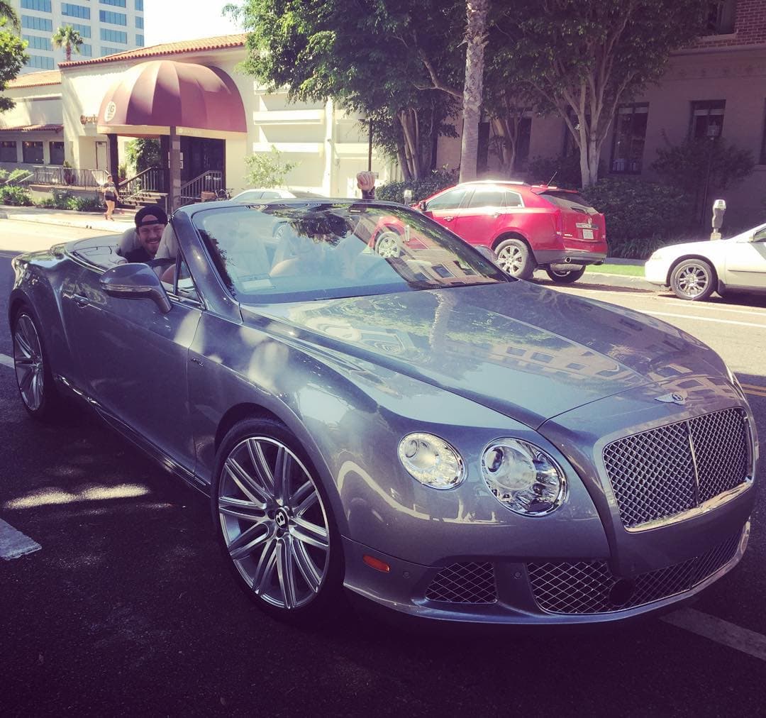 Conor McGregor disfruta de su Bentley Continental, uno de los descapotables más costosos de toda Europa. Su versión base cuenta con un motor de ocho cilindros de 500 caballos de fuerza, pero lo más probable es que el campeón eligió la versión V12 de 616 HP.