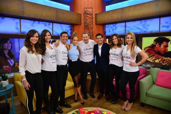 "Calma, JLo llegó a DA 'and we love it'" con este mensaje impreso en playeras blancas la recibieron en el estudio hace 4 años.