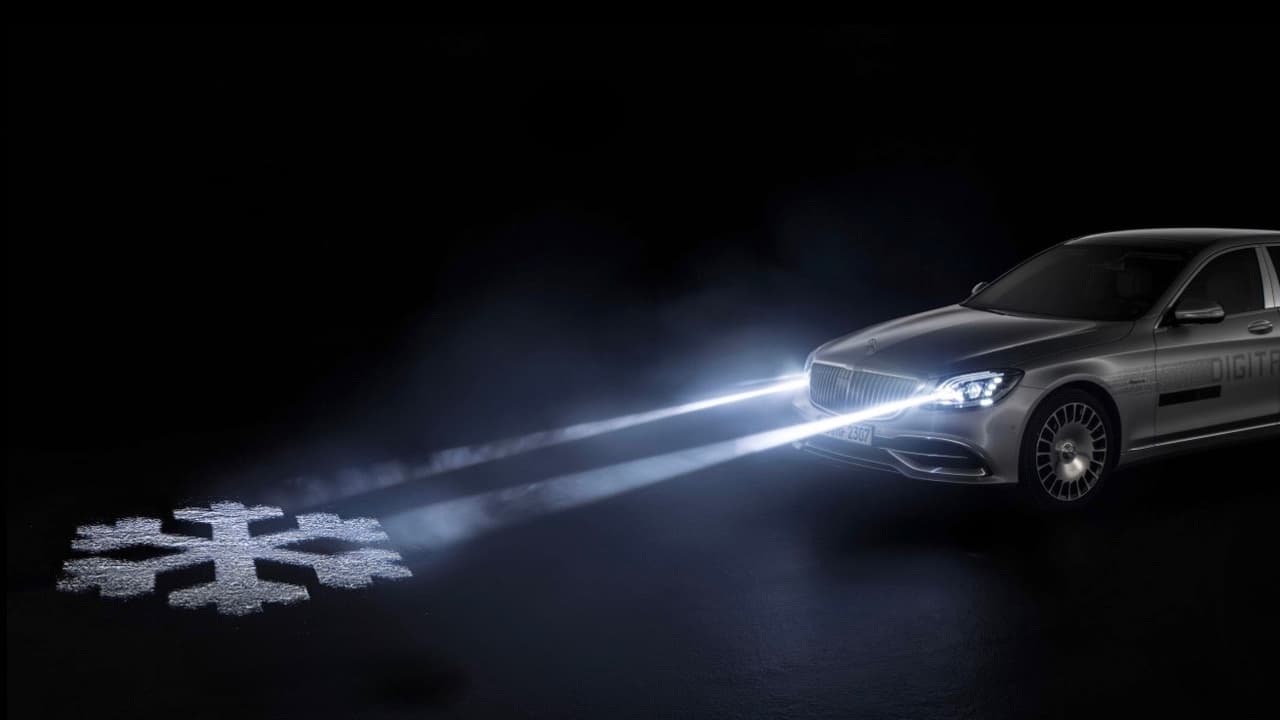 Luz digital: nuevo sistema de iluminación automotriz capaz de dar instrucciones al conductor 