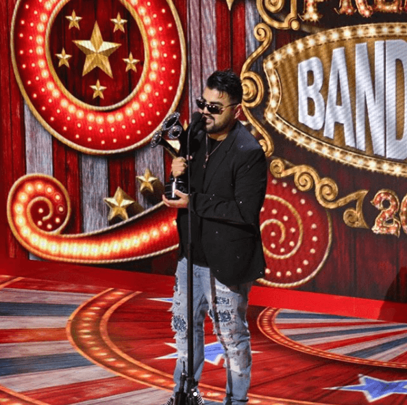 'El Mimoso' fue el ganador de Premio a 'la Cantina del Tunco'. El cantante fue criticado por su vestimenta.