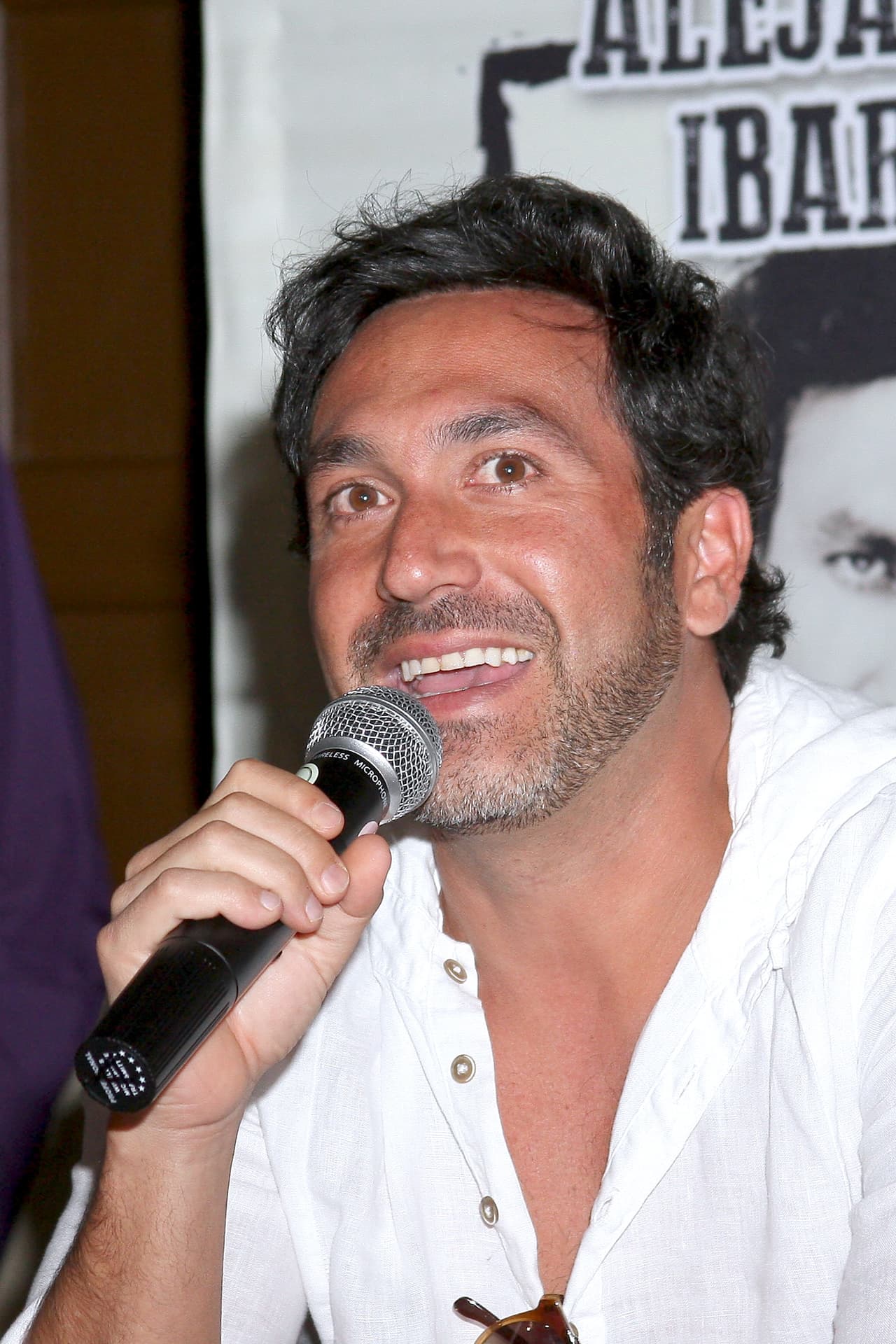 <b>Alejandro Ibarra</b> tiene una enfermedad incurable: 
<b>disfonía espasmódica</b>, lo que provoca que poco a poco se esté 
<b>quedando sin voz</b>, situación por la que abandonó su faceta como cantante.