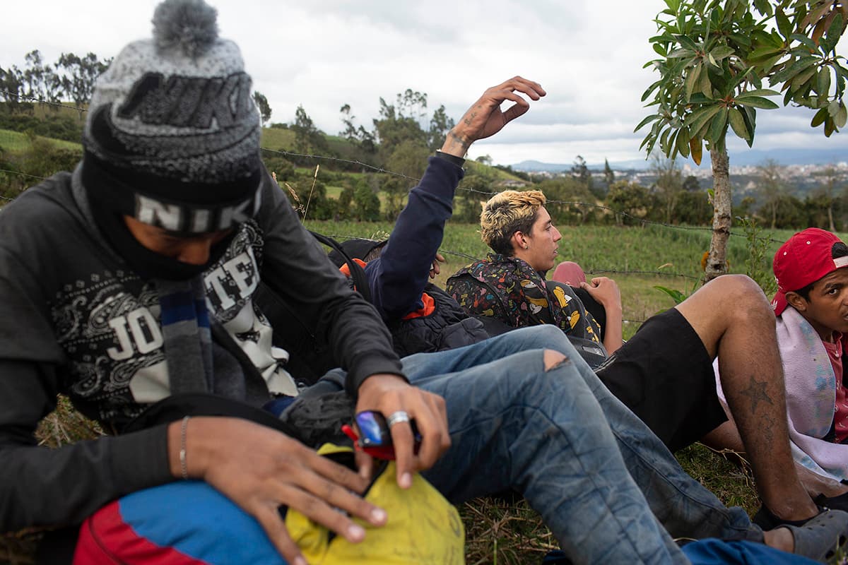 Los migrantes llevan sobre sus espaldas las pocas pertenencias que tienen en este punto del camino.