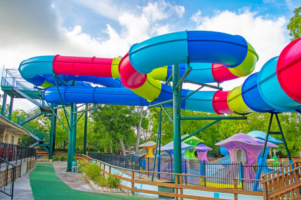 Schlitterbahn New Braunfels se encuentra a lo largo del 
<a href="https://www.nbtexas.org/2579/Comal-River-Info" target="_blank">río Comal</a>.