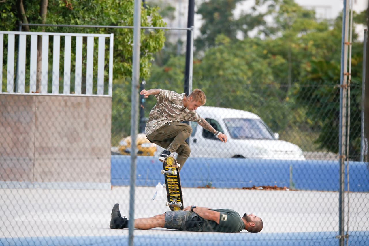 Le pidió a su guardaespaldas que se tumbara en el piso para que lo saltara con su patineta.