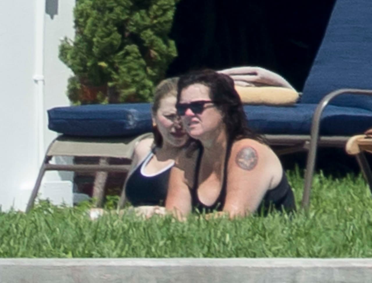 Rosie O'Donnell y Tatum O'Neal disfrutando del sol y la piscina.