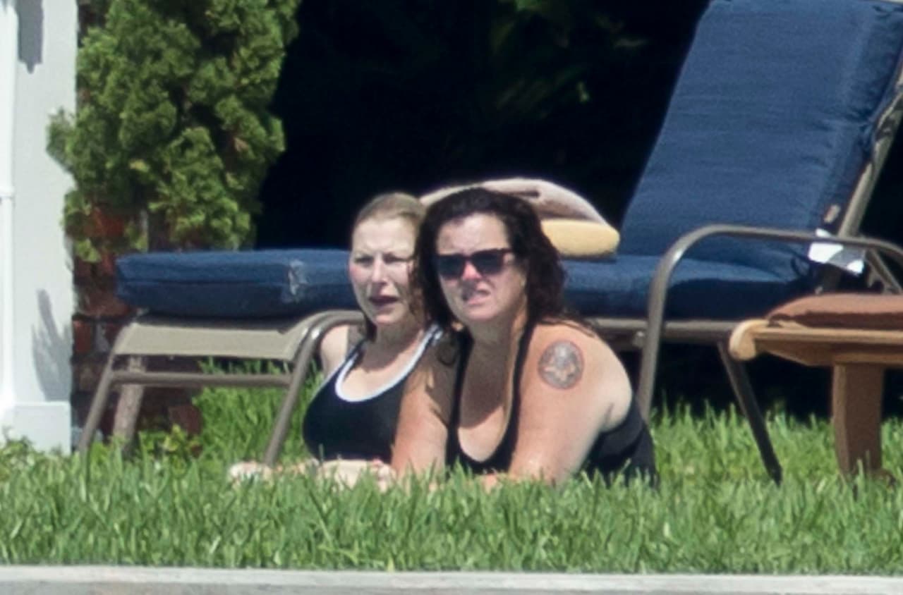 Rosie O'Donnell y Tatum O'Neal disfrutando del sol y la piscina.