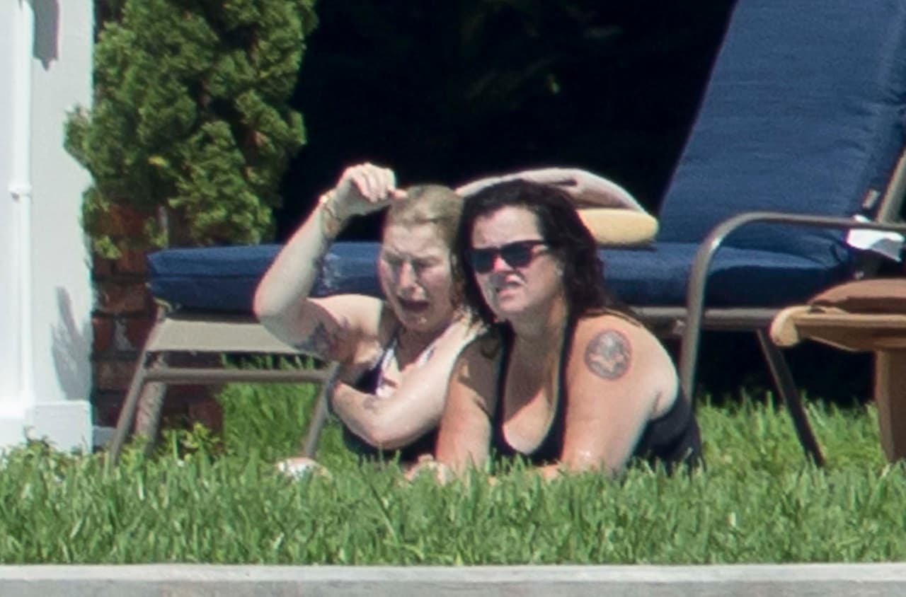 Rosie O'Donnell y Tatum O'Neal disfrutando del sol y la piscina.
