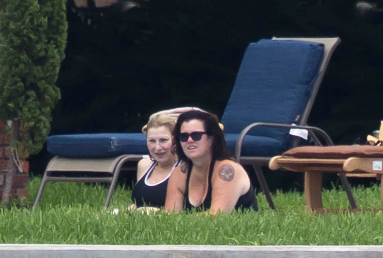 Rosie O'Donnell y Tatum O'Neal disfrutando del sol y la piscina.
