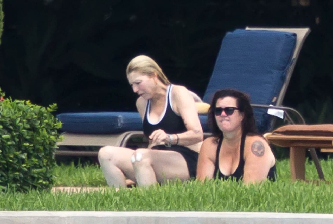 Rosie O'Donnell y Tatum O'Neal disfrutando del sol y la piscina.