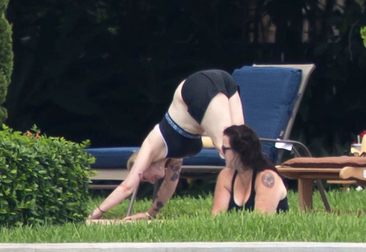 Tatum haciendo poses de yoga.