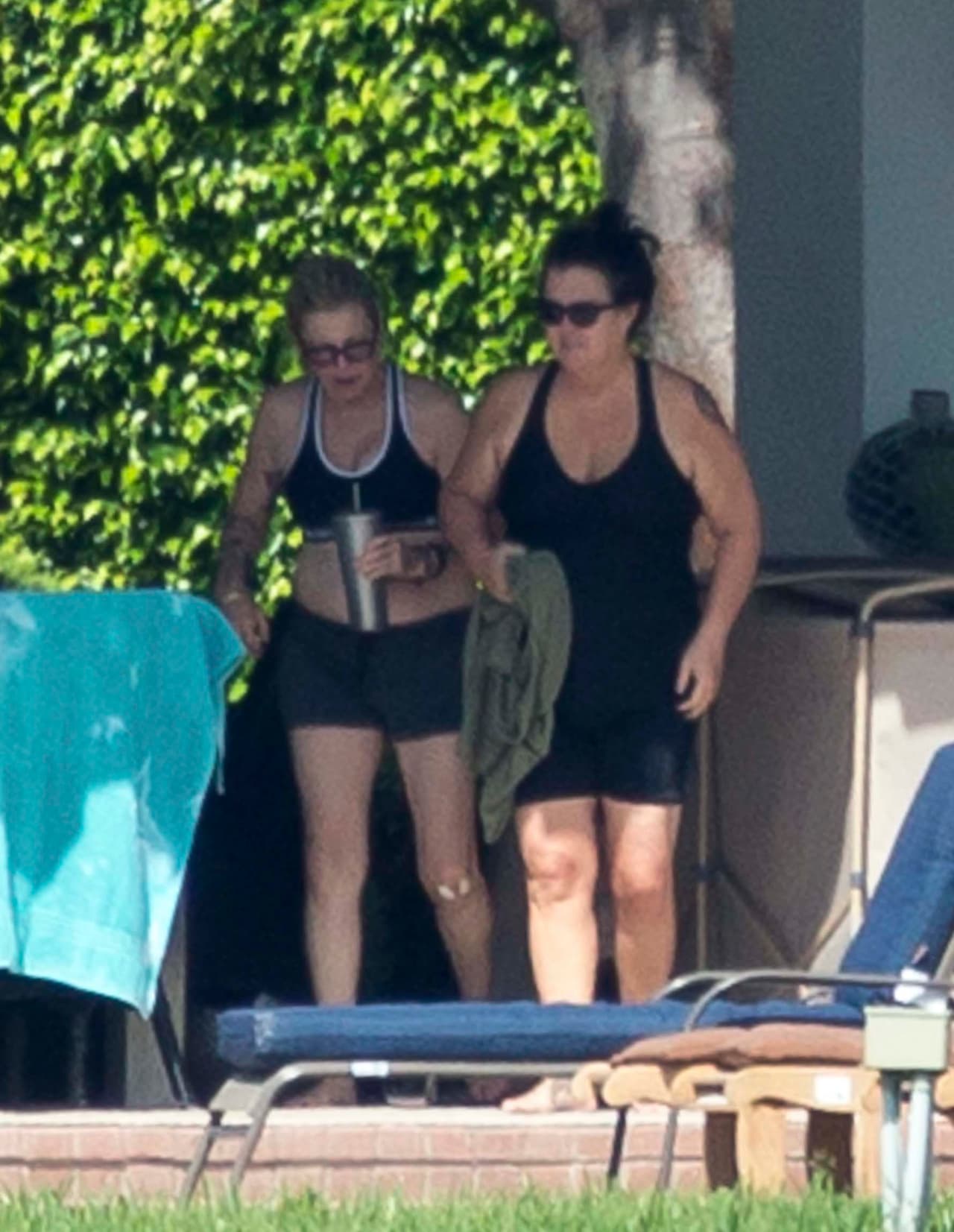 Las dos más tarde se dieron un chapuzón en la piscina.