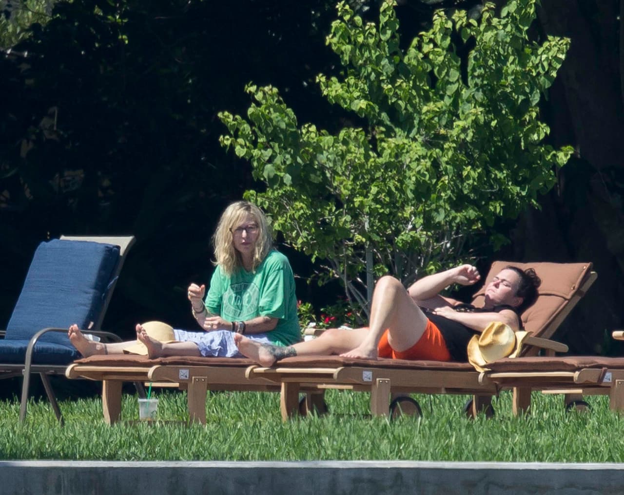 No las vimos en actitud muy romántica, pero sí cercanas.