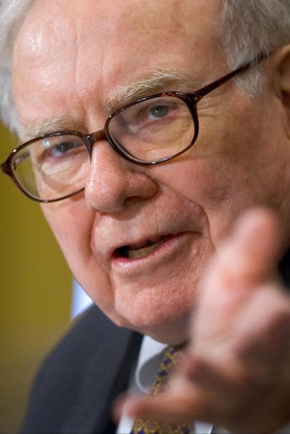 2. WARREN BUFFETT - El mejor conocido como oráculo de Omaha tiene 6,000 millones menos que el año pasado, totalizando una fortuna de $39 mil millones. El empresario ha impulsado la idea de cobrar más impuestos a los millonarios en Estados Unidos para ayudar a la recuperación de la economía.