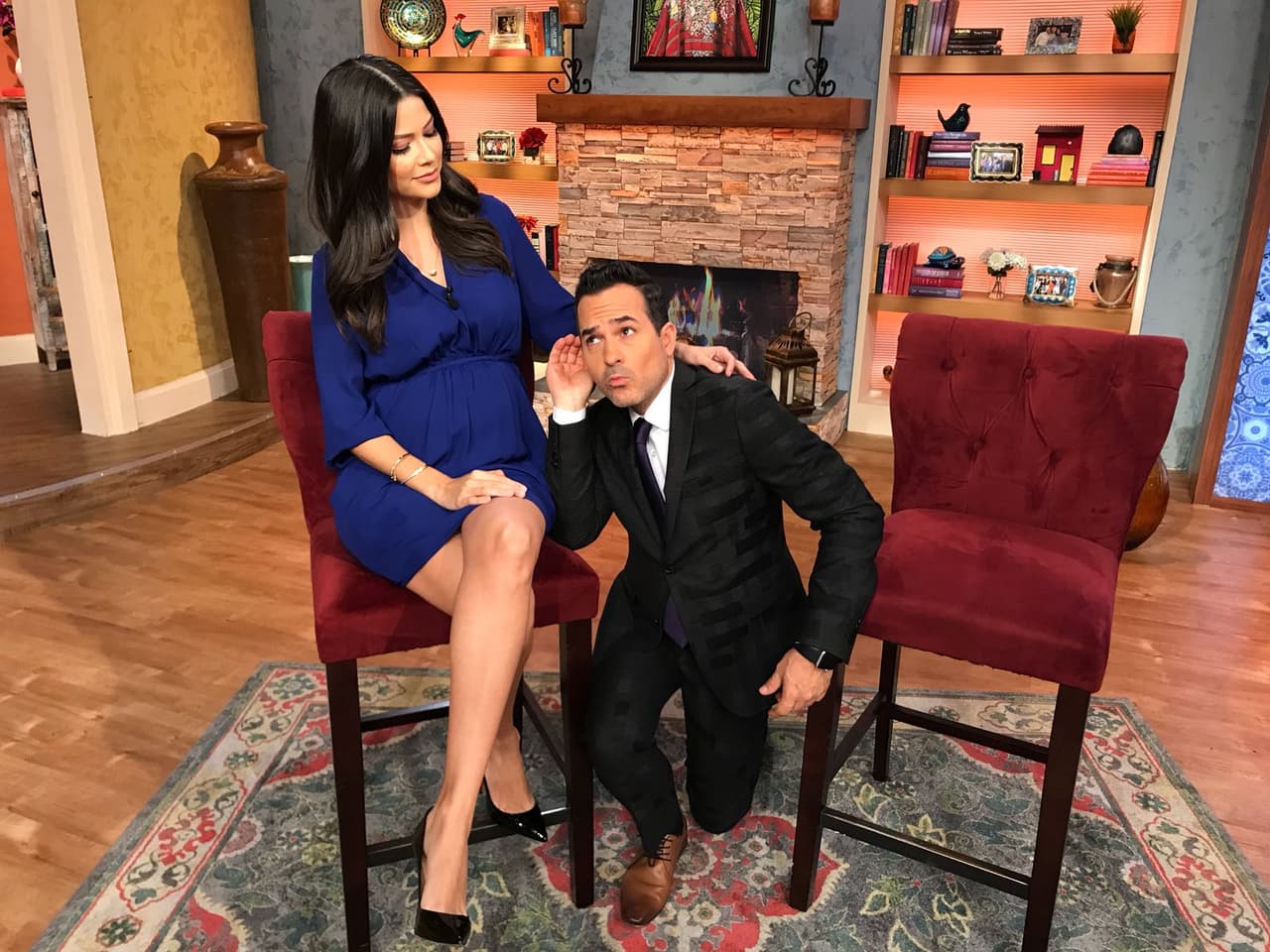 También, sorprendimos a Carlitos Calderón muy divertido, intentado escuchar lo que le decía el bebé de Ana.