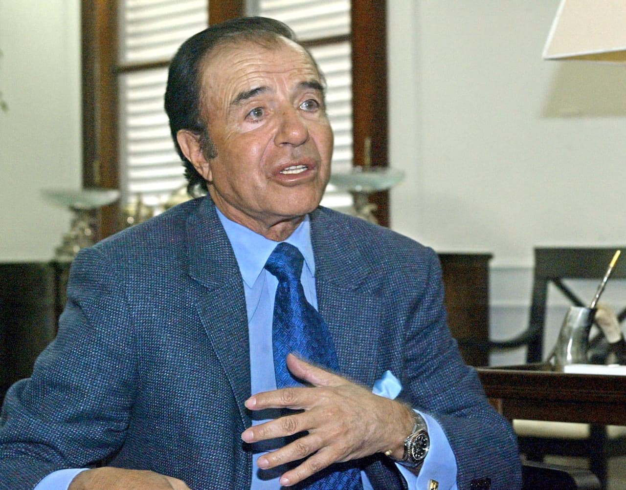 El presidente Carlos Menem fue acusado de haber protegido de las pesquisas a un empresario de origen sirio cercano a su familia. También resultó absuelto. Este atentado y otro similar ejecutado dos años antes contra la embajada de Israel en Buenos Aires ocurrieron durante el mandato de Menem, hijo de inmigrantes sirios, nacido en la fe musulmana pero convertido al catolicismo.
