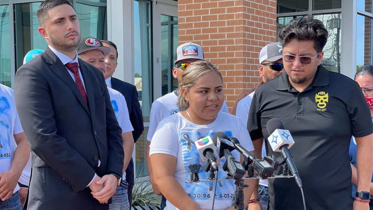 "Nos sentimos frustrados
<b> </b>porque nosotros ya quisiéramos que nos avisaran que se hizo algo contra el oficial que mató a José Ángel" dijo Francisca Reyes, cuñada de Ibarra.