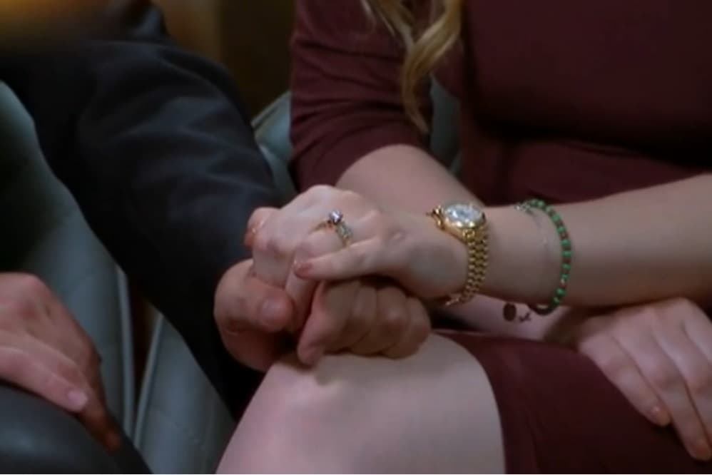 "Yo creo que formalizar nuestra relación siempre lo he tenido presente. Este anillo viene a raíz de eso, un compromiso que he puesto ante ella y ante Dios. Yo creo que un papel no es nada, sino la seguridad que tengas en tu corazón..."